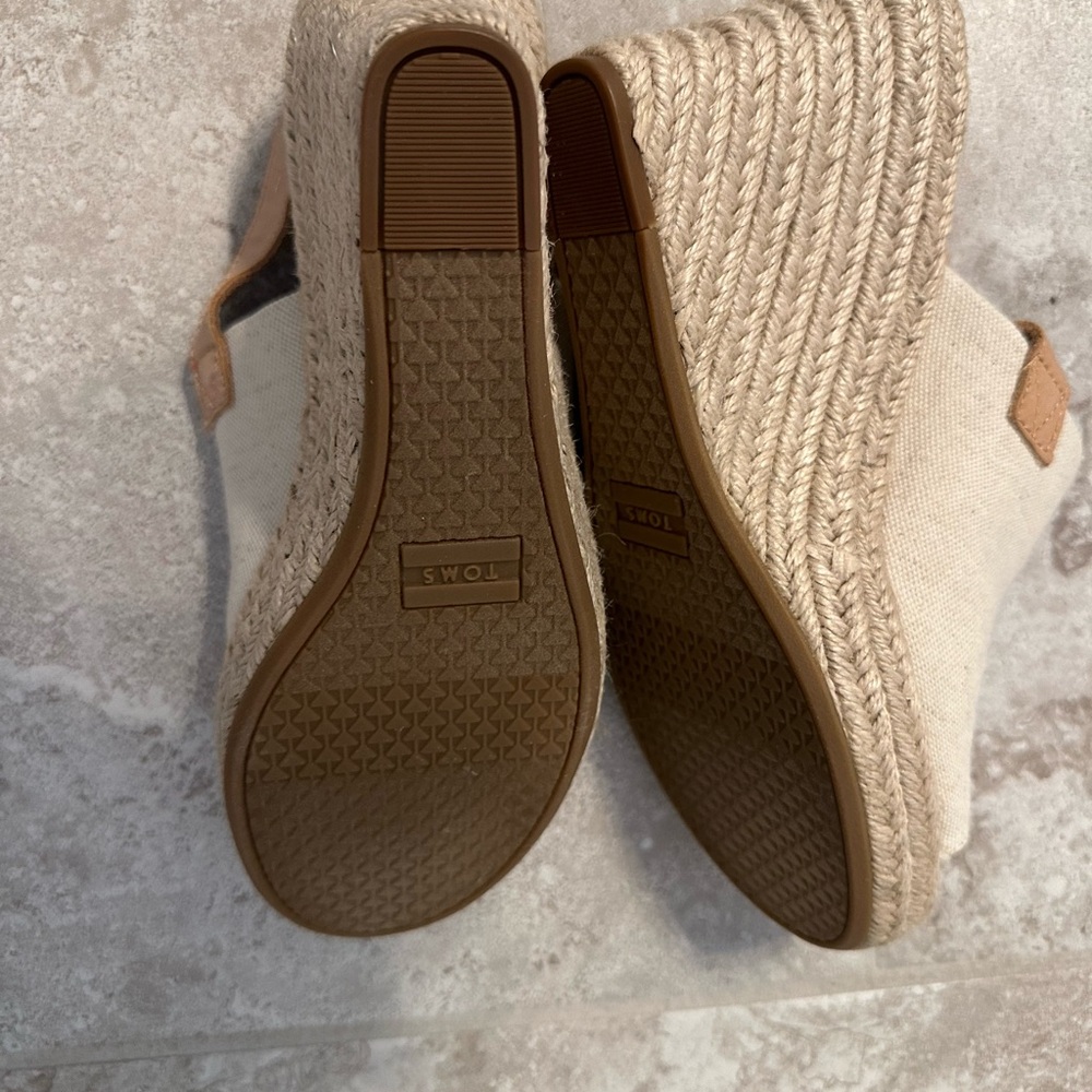 NEW Toms Wedge Heel size 7.5